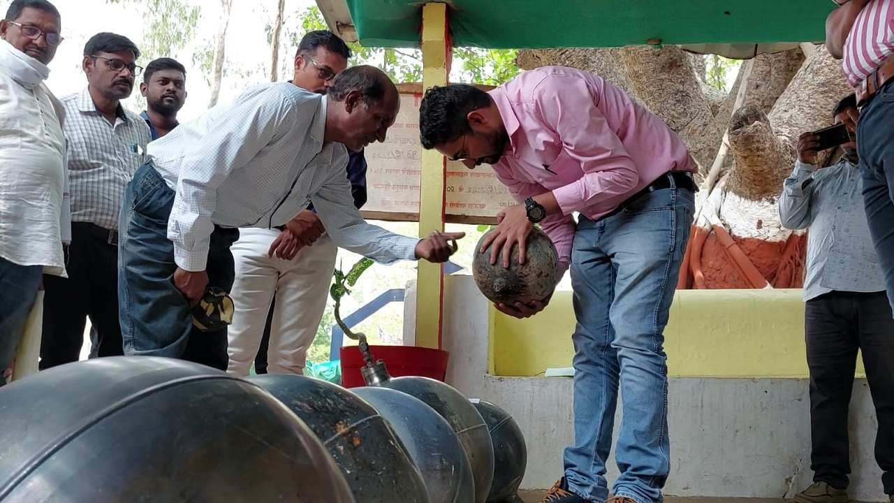 Video Chandrapur | आकाशातून पडले होते आगीचे गोळे, इस्रोचे शास्त्रज्ञ चंद्रपूर जिल्ह्यात दाखल; तपासणीसाठी ताब्यात घेतल्या वस्तू