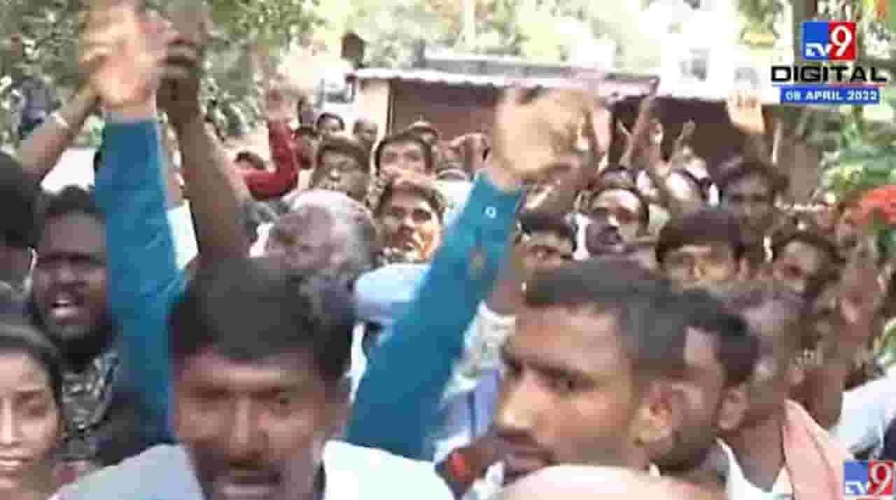 Video : सिल्व्हर ओकबाहेर एसटी कर्मचाऱ्यांचं आंदोलन, शरद पवारांविरोधात घोषणाबाजी... Video : सिल्व्हर ओकबाहेर एसटी कर्मचाऱ्यांचं आंदोलन, शरद पवारांविरोधात घोषणाबाजी...