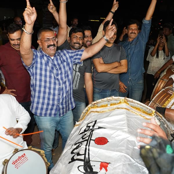 ढोल-ताशांचा गजर, शाहिरी पोवाडे, डफाची थाप, गोंधळ, जागरण आणि छत्रपती शिवरायांचा जयघोष अशा भारावलेल्या आणि उत्साहपूर्ण वातावरणात ‘शेर शिवराज’ चित्रपटातील कलाकारांचे साताऱ्यातील स्थानिकांनी जंगी स्वागत केले. चित्रपटाच्या प्रमोशनसाठी सातारा दौऱ्यावर असणाऱ्या चित्रपटाच्या टीमने यावेळी प्रतापगडाला भेट दिली.