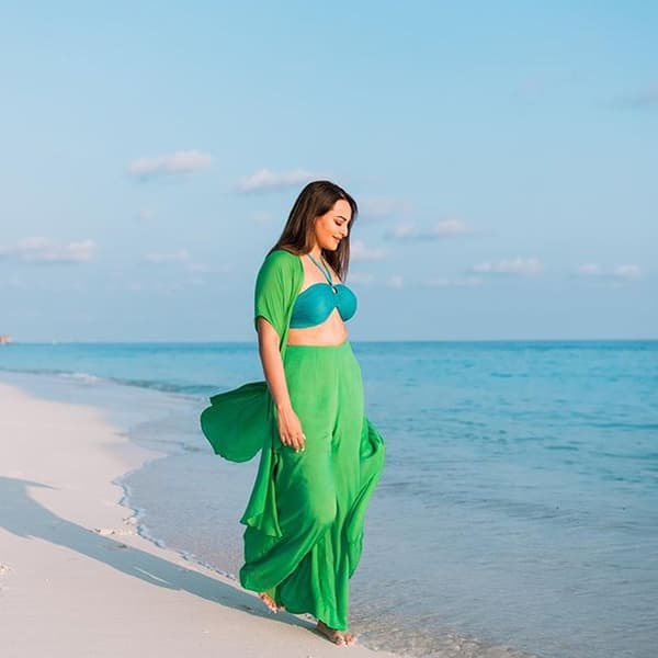 बॉलिवूडची 'दबंग गर्ल' अर्थात अभिनेत्री सोनाक्षी सिन्हा (Sonakshi Sinha) सध्या मालदीवमध्ये सुट्ट्यांचा आनंद घेतेय. या व्हेकेशनचे काही फोटो तिने नुकतेच इन्स्टाग्राम अकाऊंटवर पोस्ट केले आहेत. सोनाक्षीने हे फोटो पोस्ट करताच क्षणार्धात ते व्हायरल झाले आणि त्यावर नेटकऱ्यांकडून विविध प्रतिक्रिया येऊ लागल्या.