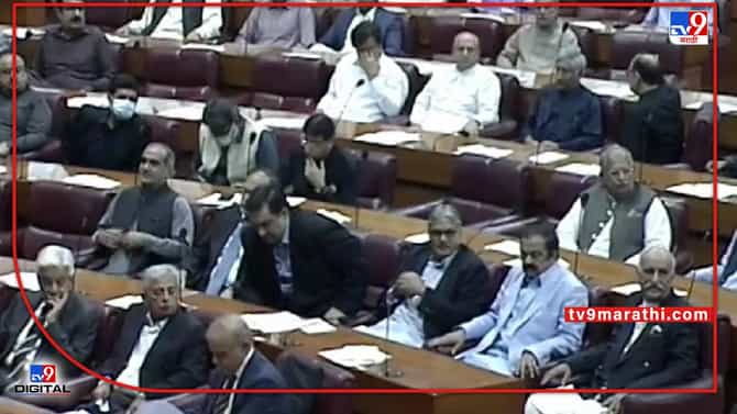 Political Crisis in Pakistan : पाकिस्तानच्या स्पीकरकडून विरोधकांचा गेम, विदेशी षडयंत्राची चर्चा करण्यास सांगताच विरोधक भडकले