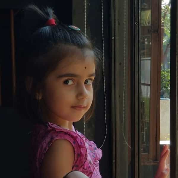 तिच्या वाढ दिवसानिमित्त राहुल देशपांडे यांनी तिचे फोटो फेसबुकवर शेअर करत तिच्यासाठी एक खास पोस्ट लिहिली आहे. या पोस्ट त्यांनी जेव्हा तू मला दुरुस्त करतोस तेव्हा तू मला आवडते, जेव्हा तू हुकूम देतोस तेव्हा तू आवडतेस . मी कुठेही निघालो की माझ्या बरोबर येण्याचा हट्ट करतेस तेव्हा तू मला आवडतेस.