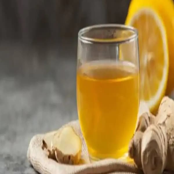 उन्हाळ्यात आराम मिळवण्यासाठी लेमन टी फायदेशीर मानली जाते. लिंबापासून बनवलेल्या गोष्टींचे सेवन केल्यास आतून थंड राहण्यास मदत होते. सकाळी लिंबू चहा प्यायल्यानंतर तुम्ही घराबाहेर पडू शकता. यामुळे तुमच्या शरीरामध्ये ऊर्जा टिकून राहण्यास मदत होईल.