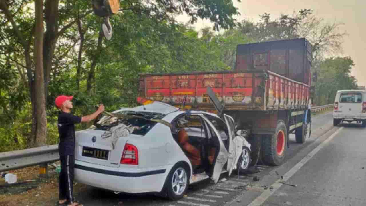 Mumbai Pune express way accident : उभ्या असलेल्या ट्रकला धडकली स्कोडा; चौघांचा मृत्यू