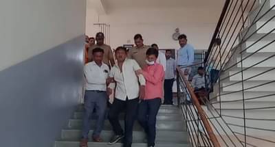 Beed : चौथीतल्या विद्यार्थिनीसोबत शिक्षकाकडून गैर कृत्य; पालकांनी चोप दिल्यानंतर गुन्हा दाखल...बीडमधला प्रकार