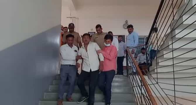 Beed : चौथीतल्या विद्यार्थिनीसोबत शिक्षकाकडून गैर कृत्य; पालकांनी चोप दिल्यानंतर गुन्हा दाखल...बीडमधला प्रकार