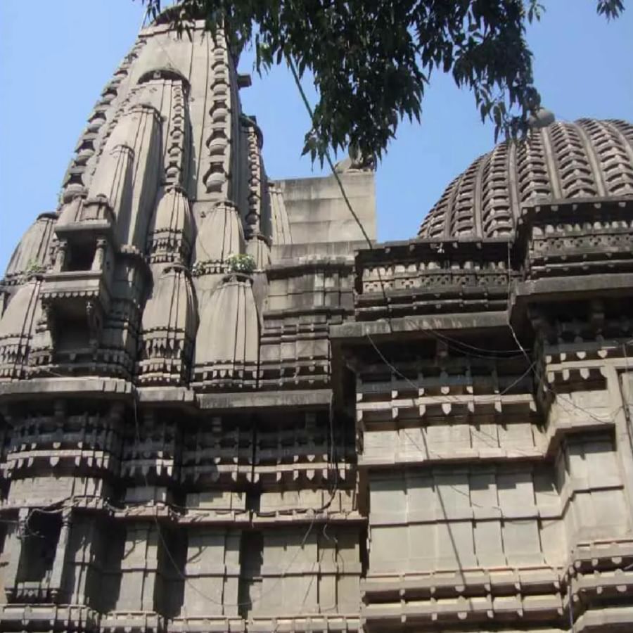 नाशिक येथील काळाराम मंदिर हे महाराष्ट्रातील नाशिकच्या पंचवटी भागात आहे. हे मंदिर भारतातील सर्वात सुंदर राम मंदिरांपैकी एक आहे. त्यात रामाची 2 फूट उंचीची मूर्ती आहे. भगवान रामासोबतच देवी सीता आणि लक्ष्मणाच्याही मूर्ती आहेत. 