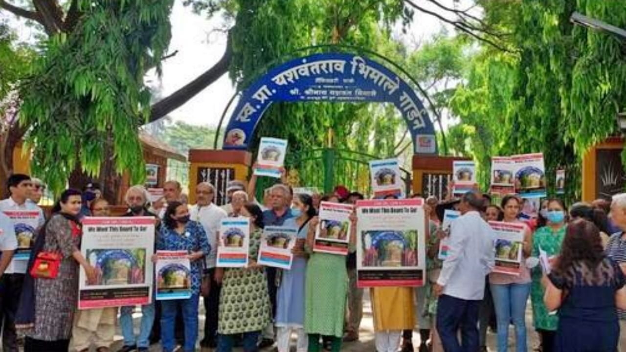 Salisbury Park renaming : पुण्याच्या सॅलिसबरी पार्कमधील रहिवासी नाराज, नगरसेवकाच्या वडिलांच्या नावास विरोध Salisbury Park renaming : पुण्याच्या सॅलिसबरी पार्कमधील रहिवासी नाराज, नगरसेवकाच्या वडिलांच्या नावास विरोध