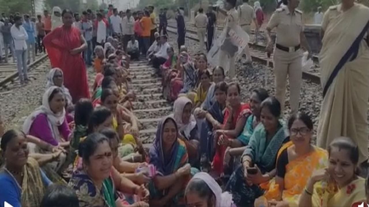 Video Buldana Railway | रेल्वे थांब्यासाठी जलंब जंक्शनवर ग्रामस्थ आक्रमक, रेल्वे स्थानकावर रोखली महाराष्ट्र एक्सप्रेस
