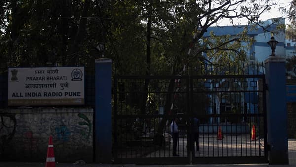 Pune : आकाशवाणीचा पुणे वृत्तविभाग होणार बंद! दोन अधिकाऱ्यांना इतरत्र हलवलं
