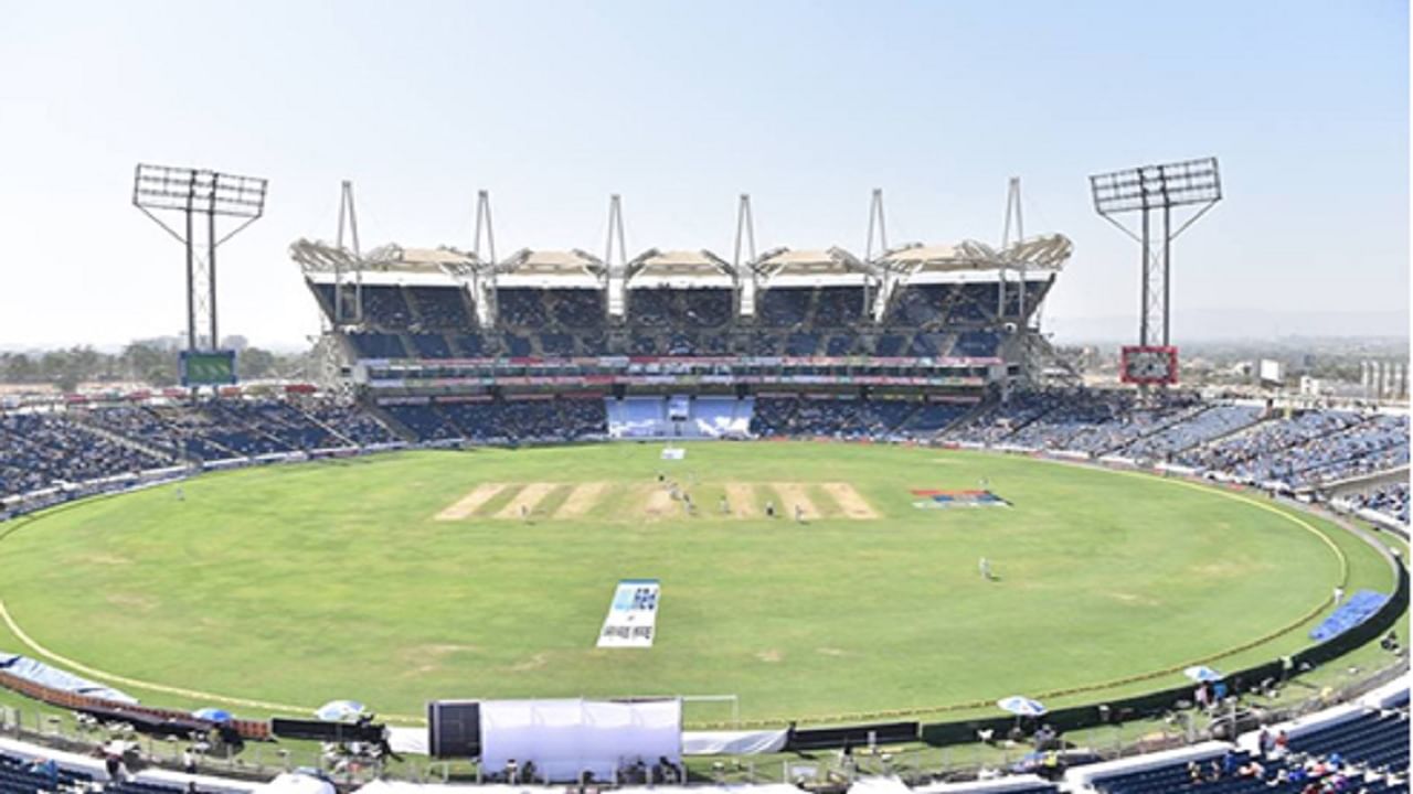 Pune, IPL2022 : विराट कोहली, रोहित शर्माला भेटण्याचा मोह महागात, क्रिकेटप्रेमीवर गुन्हा दाखल Pune, IPL2022 : विराट कोहली, रोहित शर्माला भेटण्याचा मोह महागात, क्रिकेटप्रेमीवर गुन्हा दाखल