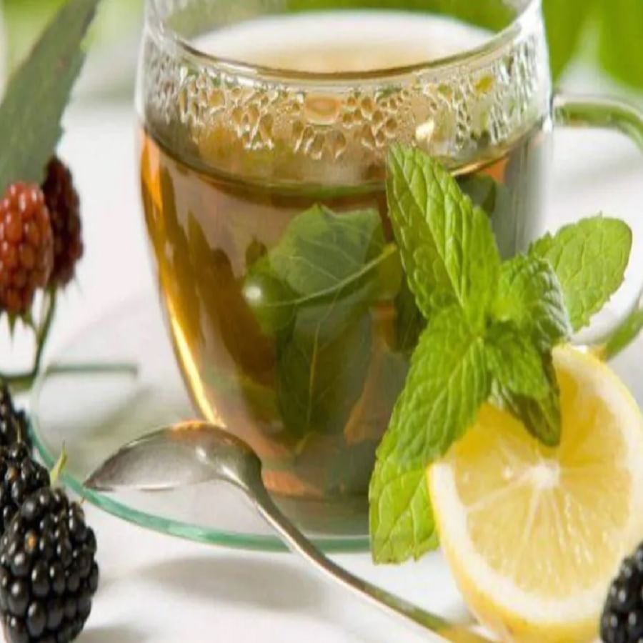 उन्हाळ्यात चहा पिणे चांगले मानले जात नसले तरी साखरेच्या रुग्णांनी हर्बल चहाचे सेवन करावे. हे रिकाम्या पोटी प्यायल्याने शरीरातील रक्तातील साखरेचे प्रमाण नियंत्रणात राहते आणि दिवसभर शरीरात ऊर्जा राहते. तसेच वजन कमी होण्यासही मदत होते. 