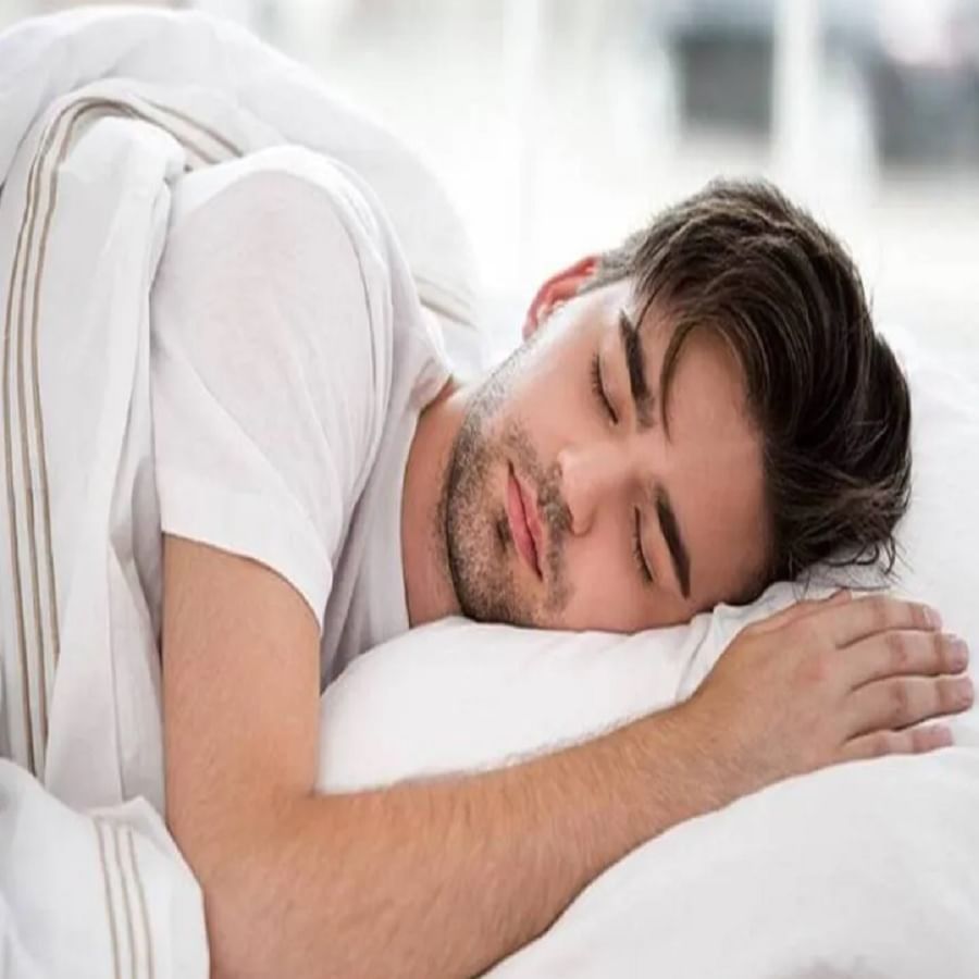 निरोगी राहण्यासाठी पुरेशी झोप घेणे महत्त्वाचे आहे. अपुऱ्या झोपेमुळे तणाव निर्माण होतो आणि अशा स्थितीत साखरेची पातळी वाढू शकते. तज्ञांच्या मते, आपण सर्वांनी किमान 8 तासांची झोप घेतली पाहिजे.