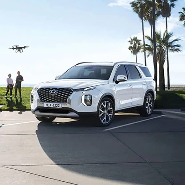 Hyundai या आठवड्यात आपली नवीन SUV कार लॉन्च करणार आहे. या कारचे नाव Hyundai Palisade Facelift असं असेल. या कारबाबतची माहिती लीकद्वारे उपलब्ध झाली आहे. या आगामी कारची माहिती US-आधारित Hyundai च्या पेजवर पाहायला मिळाली आहे. ही थ्री रो एसयूव्ही कार असेल आणि सध्या तरी ती फक्त अमेरिकेतच विकली जाईल.