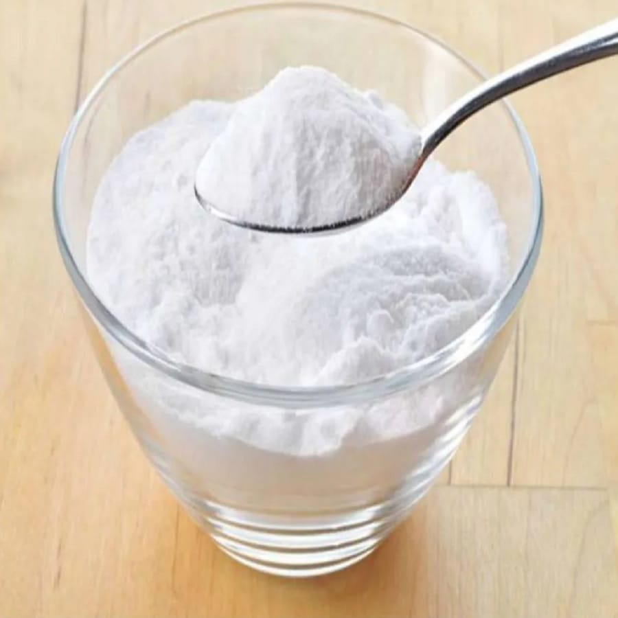 एका भांड्यात एक चमचा बेकिंग सोडा घेऊन पाण्यात मिसळून पेस्ट बनवा. शॅम्पू केल्यानंतर केसांना लावा आणि काही मिनिटांनंतर साध्या पाण्याने धुवा. यानंतर केसांना कंडिशनर नक्की लावा. त्यामुळे केसांना येणारे अतिरिक्त तेल नियंत्रित करता येते. यामुळे केसांचा चिकटपणा दूर होण्यास मदत होते.