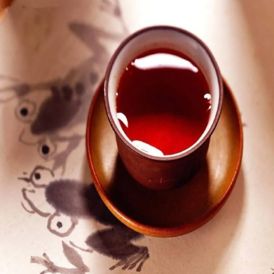 ब्लॅक टी राइस बनवण्यासाठी ब्लॅक टी बॅग घ्या आणि गरम पाण्यात उकळा. आंघोळ करताना हे चहाच्या पानाचे पाणी केसांना लावा, तज्ज्ञांच्या मते या रेसिपीने केसगळती कमी होऊ शकते.