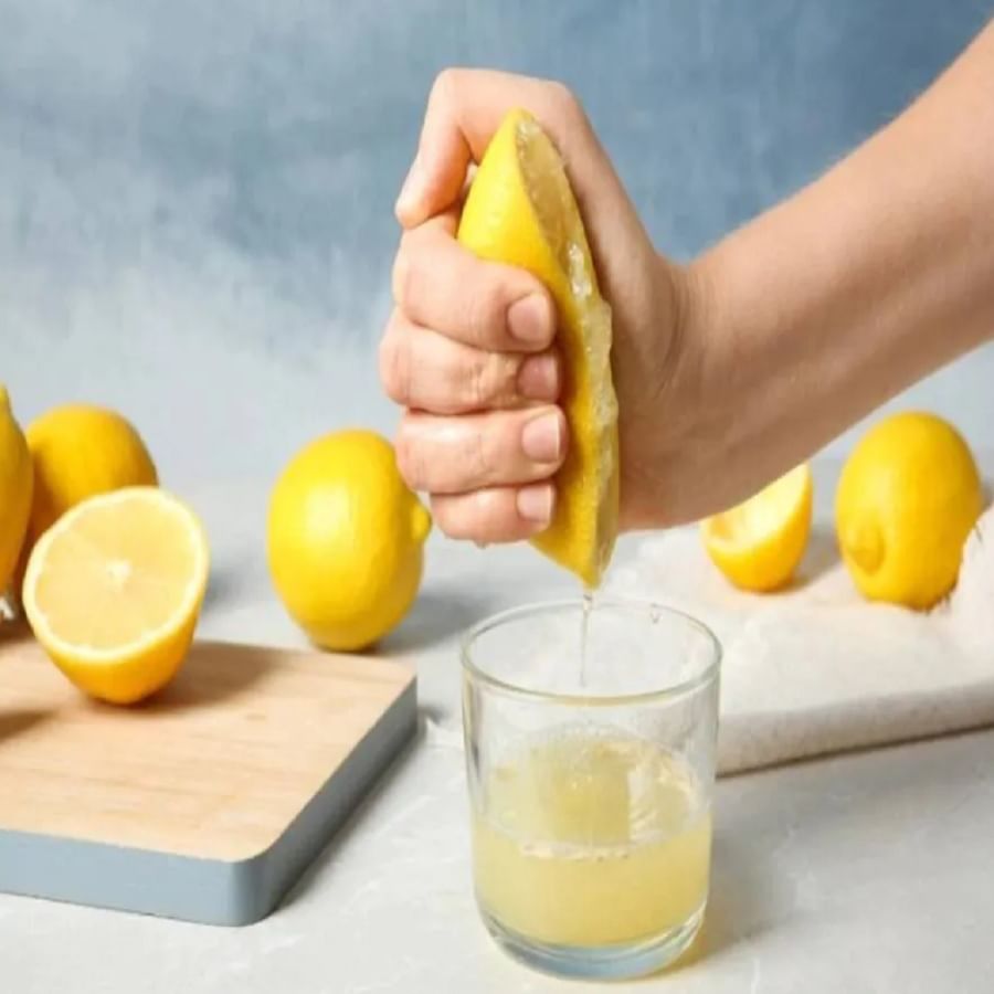 टाळूवरील कोंडा दूर करण्यासाठी लिंबू अत्यंत फायदेशीर आहे. यासाठी एक कपमध्ये पाणी घेऊन त्यात दोन चमचे लिंबाचा रस घाला. हे केसांना लावा आणि नंतर शॅम्पू करा. नंतर कंडिशनर करायला विसरू नका. (वरील टिप्स फाॅलो करण्याच्या अगोदर डाॅक्टरांचा सल्ला नक्की घ्या)