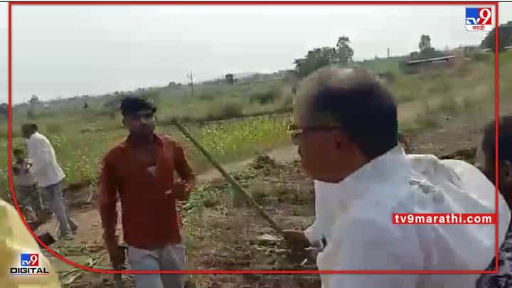 पुण्यातील शिरुरमध्ये जमिनीच्या वादातून दोन कुटुंबात राडा पुण्यातील शिरुरमध्ये जमिनीच्या वादातून दोन कुटुंबात राडा