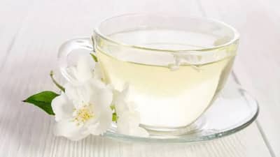 वजन कमी करण्यासोबतच आरोग्यासाठीही अत्यंत फायदेशीर हा हर्बल चहा, जाणून घ्या व्हाईट टीबद्दल सविस्तर!