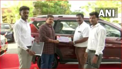 मेहनत आणि इमानदारीचे फळ; चेन्नईमधील आयटी कंपनीकडून 100 कर्मचाऱ्यांना कारची भेट