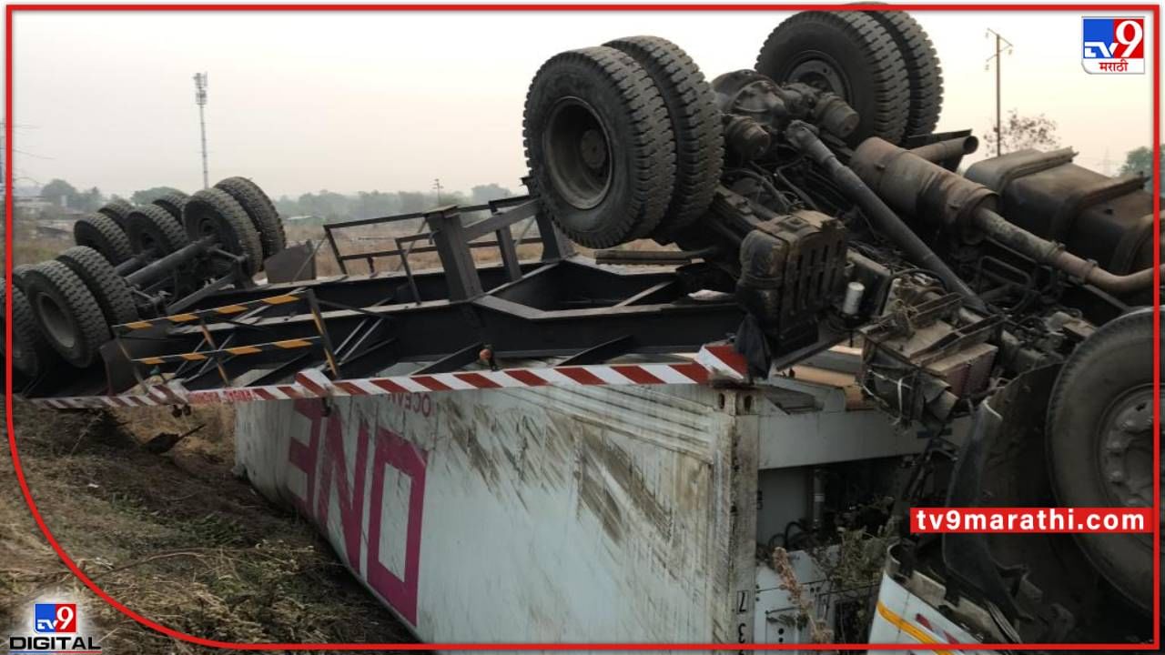 मुंबई-आग्रा महामार्गावर ट्रक आणि मालवाहतूक ट्रेलर पलटी; दोन वेगवेगळ्या अपघातांमुळे वाहतूक विस्कळीत
