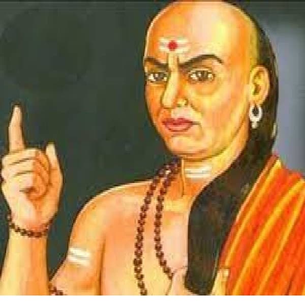 आपण आपल्या घरामध्येच बघितले असेल की, अत्यंत छोट्या गोष्टींवरून महिला लगेचच डोळ्यांमधून पाणी आणतात. बऱ्याच वेळा हे बघितल्यानंतर अनेकांची चिडचिड देखील होते. मात्र, या महिल्यांबद्दल चाणाक्य म्हणतात की, या महिला खरोखरच मनाने मऊ असतात आणि कुटुंबासाठी चांगल्या असतात.