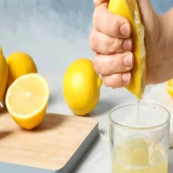 लिंबू हे व्हिटॅमिन सीचा सर्वात चांगला स्रोत आहे. लिंबाच्या मदतीने आपण केसांच्या आणि त्वचेच्या अनेक समस्या दूर करू शकतो. केस चमकदार आणि निरोगी बनवण्यासाठी लिंबू फायदेशीर आहे. केसांची चमक वाढवण्यासाठी आठवड्यातून दोनदा लिंबाचा रस केसांना लावा.