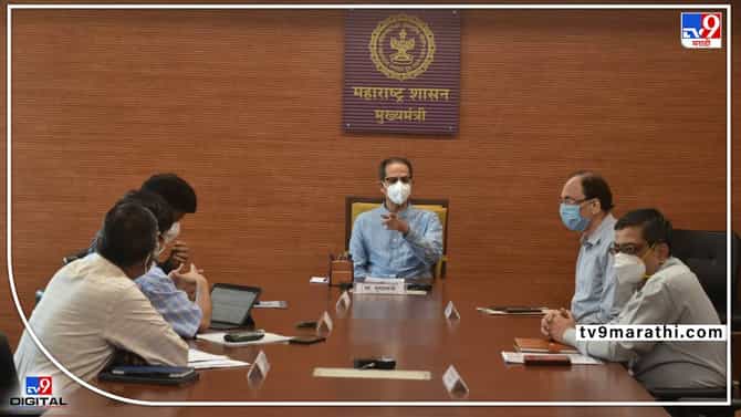 मुख्यमंत्र्यांची मंत्रालयातील कर्मचाऱ्यांशी थेट भेट; पेपरलेस कामकाजावर भर देऊन गतिमान होण्याच्या केल्या सूचना