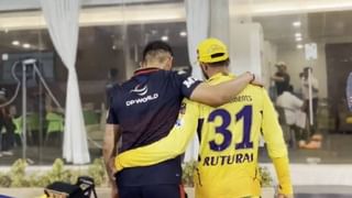 IPL 2022 CSK vs RCB MS Dhoni: विकेट गेल्यानंतर सेलिब्रेट न करता धोनीने आधी मुकेश चौधरीच्या खांद्यावर हात टाकला, कारण…