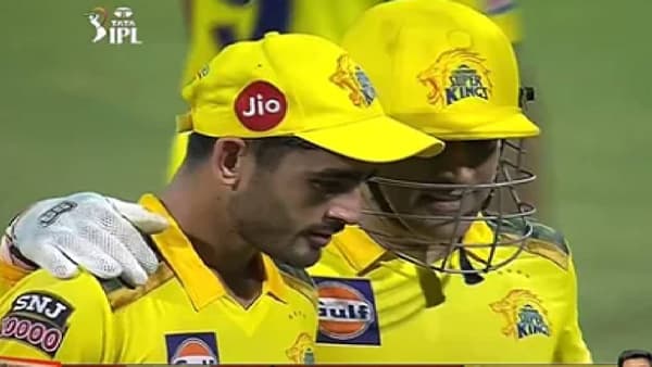 IPL 2022 CSK vs RCB MS Dhoni: विकेट गेल्यानंतर सेलिब्रेट न करता धोनीने आधी मुकेश चौधरीच्या खांद्यावर हात टाकला, कारण...