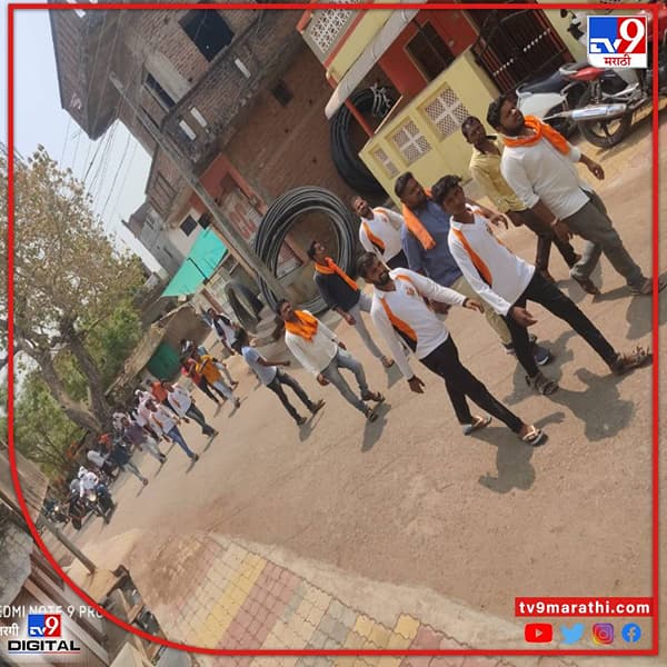 अकोला जिल्ह्यातल्या हिवरखेड पोलिसांनी समाजकंटकावर थातूरमातूर कारवाई केली. पण गोरक्षकांवर गुन्हे दाखल केले. या घटनेचा निषेध व्यक्त करीत आज बुलडाणा जिल्ह्यातील संग्रामपूर तालुक्यात विश्व हिंदू परिषद आणि बजरंग दलाने आंदोलन पुकारले.