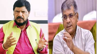 प्रकाश आंबेडकरांनी वंचित बहुजन आघाडी बरखास्त करावी : आठवले