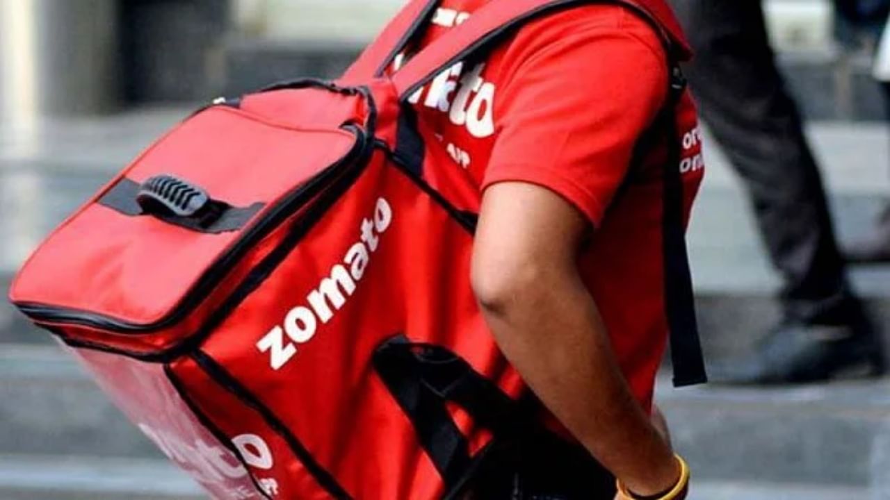 Pune Zomato boy : धारदार शस्त्रांनी डिलिव्हरी बॉयवर बालेवाडीत वार; मौल्यवान वस्तू घेऊन झाले पसार Pune Zomato boy : धारदार शस्त्रांनी डिलिव्हरी बॉयवर बालेवाडीत वार; मौल्यवान वस्तू घेऊन झाले पसार