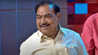 Eknath Khadse Kirit Somaiya Video : फडणवीसांचा फोटो खडसेंना दाखवला अन् ते लगेच गायलाही लागले, दुश्मन ना करे...
