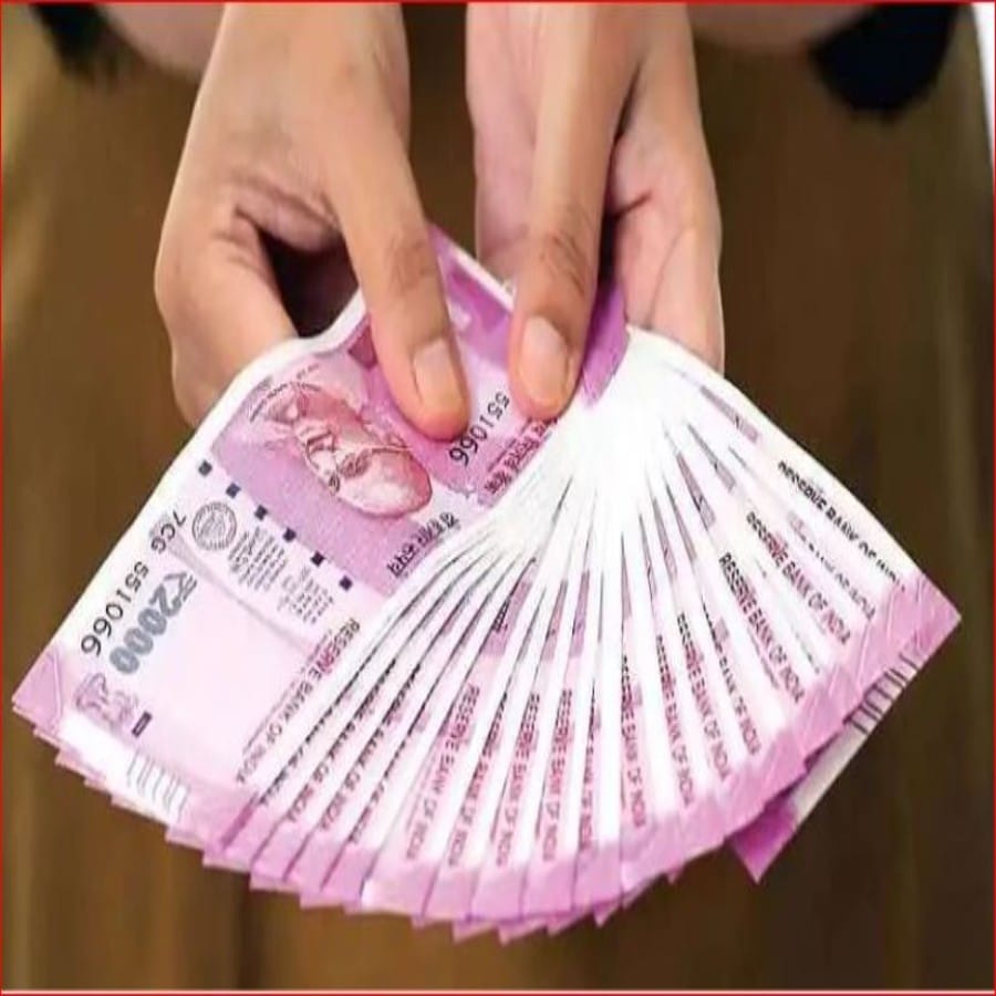 कोटक महिंद्रा बँकेने एफडीवर व्याज दर वाढवण्याचा निर्णय घेतला आहे. मात्र हे व्याज दर सरसकट वाढवण्यात आलेले नाहीत. तर बँकेने केवळ दोन कोटी रुपयांच्या आतील एफडीवर व्याज दर वाढवले आहेत. याचाच आर्थ बँकेत ज्या ग्राहकांची दोन कोटी रुपयांपेक्षा कमी पैशांची एफडी आहे, त्यांनाच या योजनेचा लाभ मिळणार आहे.