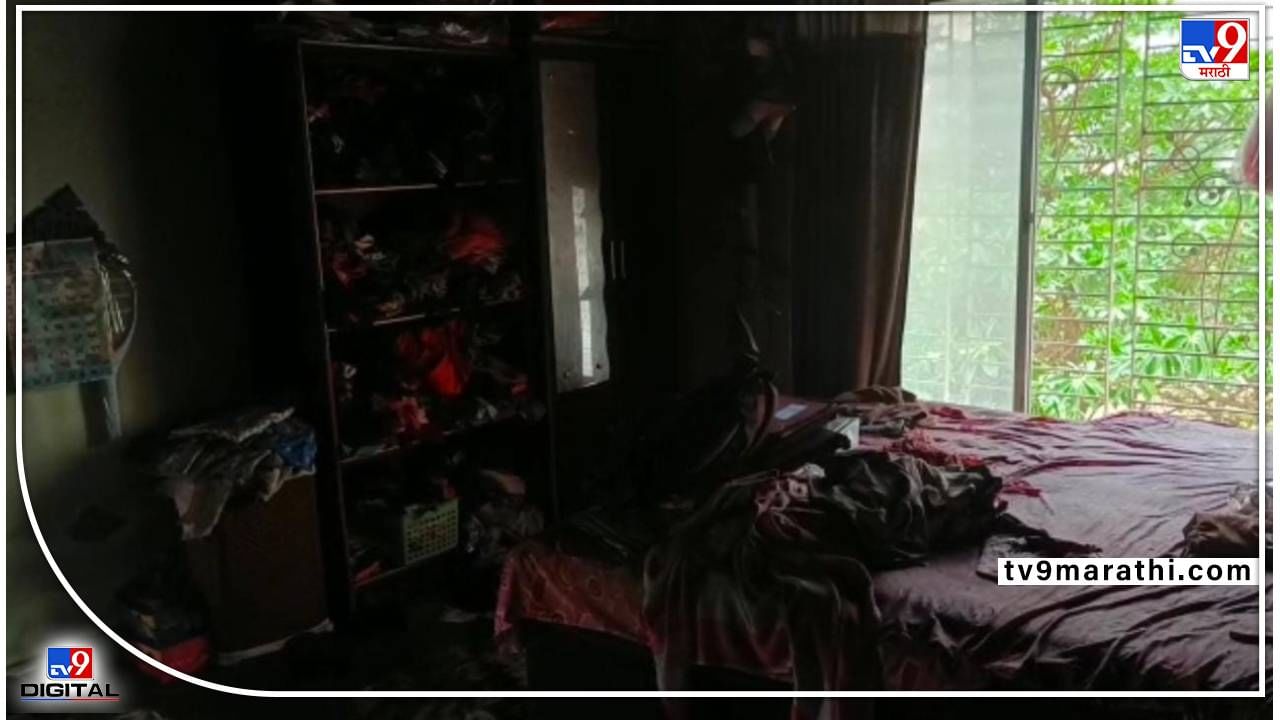 Wardha Fire | वर्ध्यातील आदित्य रेसिडेन्सिमध्ये आग, फ्लॅटमधील साहित्याची राख, देवालयातील दिव्यामुळे उडाला भडका? Wardha Fire | वर्ध्यातील आदित्य रेसिडेन्सिमध्ये आग, फ्लॅटमधील साहित्याची राख, देवालयातील दिव्यामुळे उडाला भडका?