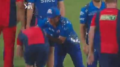 IPL 2022 MI vs PBKS: अखेर जाँटी ऱ्होडसने सचिनचे पाय पकडून आशिर्वाद घेतलाच, पहा VIDEO
