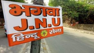 हिंदू सेनेने JNU च्या गेटवर लावले झेंडे, पोस्टरवर लिहले भगवा JNU