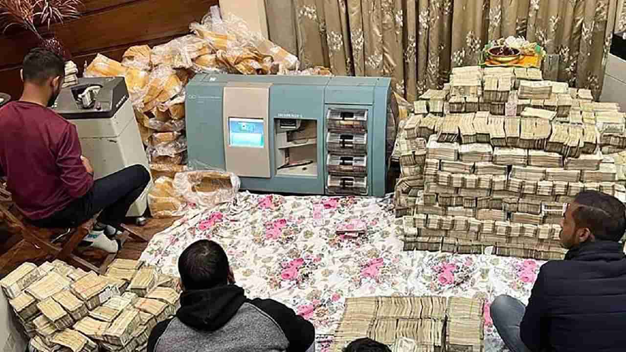 GST Team Raids : कारखाना नोकरांच्या नावावर, नोटांचा ढीग; गुटखा किंगच्या घरावर छापा