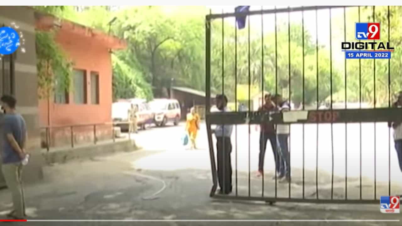 JNU जवळ ABVP कडून भगवे झेंडे लावण्यात आल्याने वाद पेटण्याची परिस्थिती