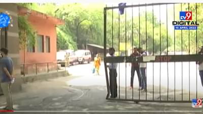 JNU जवळ ABVP कडून भगवे झेंडे लावण्यात आल्याने वाद पेटण्याची परिस्थिती