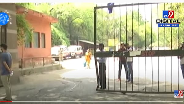JNU जवळ ABVP कडून भगवे झेंडे लावण्यात आल्याने वाद पेटण्याची परिस्थिती