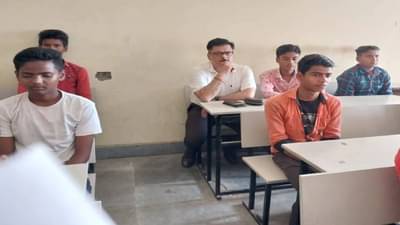 कटिहारच्या कलेक्टरांचा आश्चर्यचा दे धक्का : सरकारी शाळेत येऊन बसले गुपचूप