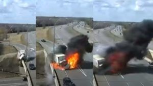 Video : कार आणि ट्रकचा अपघात, ट्रकला भीषण आग, अवघ्या 10 सेकंदात होत्याचं नव्हतं...