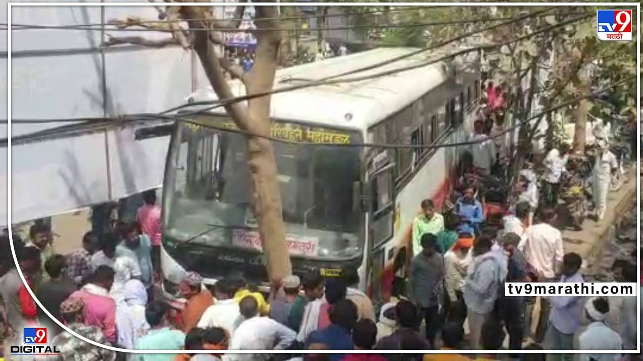 Parbhani St Bus Accident: चालकाला भोवळ आल्यानं एसटीचा अपघात! एसटी थेट पार्क केलेल्या वाहनांमध्ये घुसली