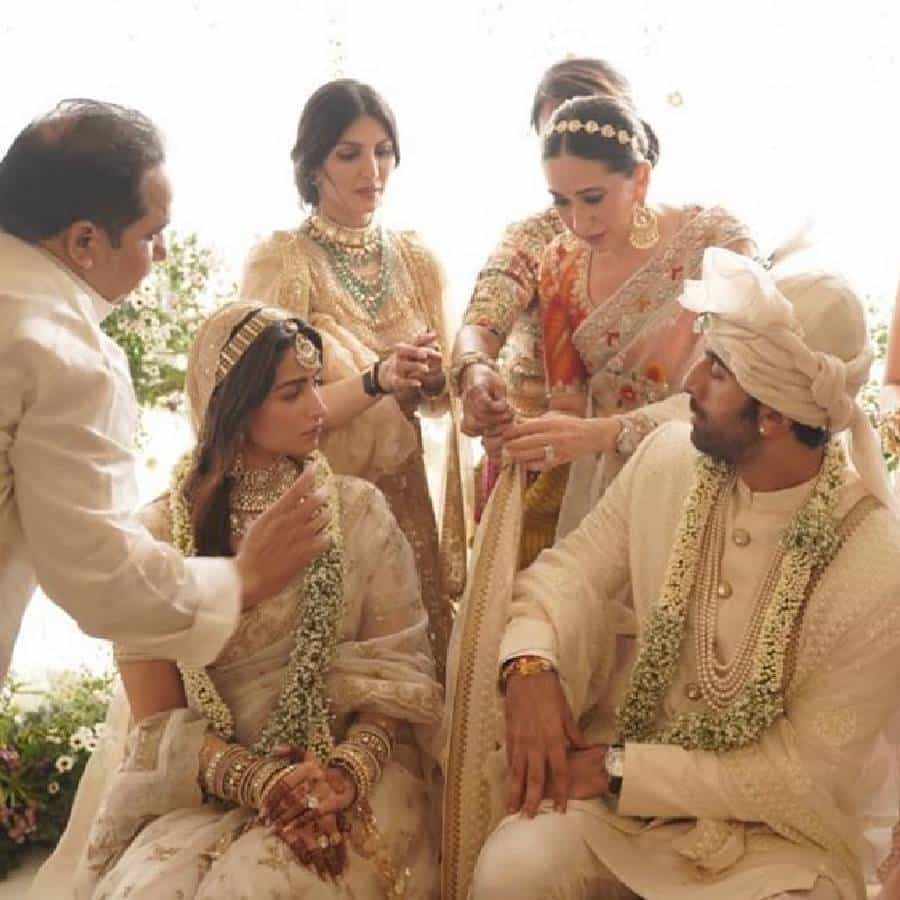 बॉलीवूड अभिनेत्री रणबीर कपूर आणि आलिया भट्ट यांचे मोस्ट अ वेटेड लग्न नुकतेच पार पडले. कुटुंबीय आणि जवळच्या मित्रांच्या उपस्थितीत पार पडलेल्या या विवाह सोहळ्यातील आनंददायी क्षणाचे फोटो आता सोशल मीडियावर व्हायरल होताना दिसून येत आहेत.