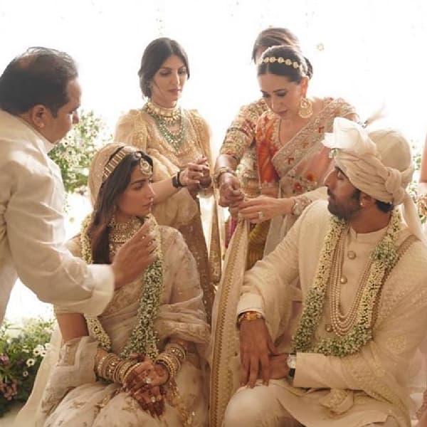 बॉलीवूड अभिनेत्री रणबीर कपूर आणि आलिया भट्ट यांचे मोस्ट अ वेटेड लग्न नुकतेच पार पडले. कुटुंबीय आणि जवळच्या मित्रांच्या उपस्थितीत पार पडलेल्या या विवाह सोहळ्यातील आनंददायी क्षणाचे फोटो आता सोशल मीडियावर व्हायरल होताना दिसून येत आहेत.