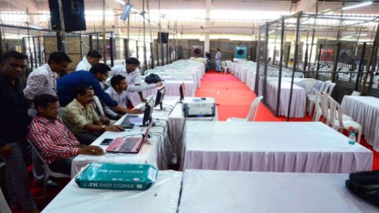 Kolhapur By Election : कोल्हापूर उत्तरमधील मतदारांचा कौल कुणाला? उद्या निकाल, मतमोजणीची तयारी सुरु Kolhapur By Election : कोल्हापूर उत्तरमधील मतदारांचा कौल कुणाला? उद्या निकाल, मतमोजणीची तयारी सुरु