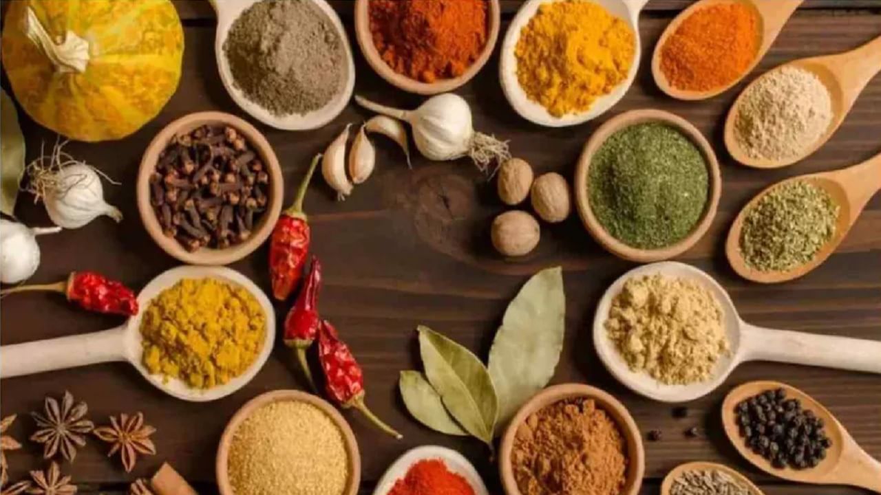 Spices : उन्हाळ्यात या मसाल्यांचे अतिसेवन आरोग्यासाठी हानिकारक, वाचा हे नेमके कोणते मसाले? Spices : उन्हाळ्यात या मसाल्यांचे अतिसेवन आरोग्यासाठी हानिकारक, वाचा हे नेमके कोणते मसाले?