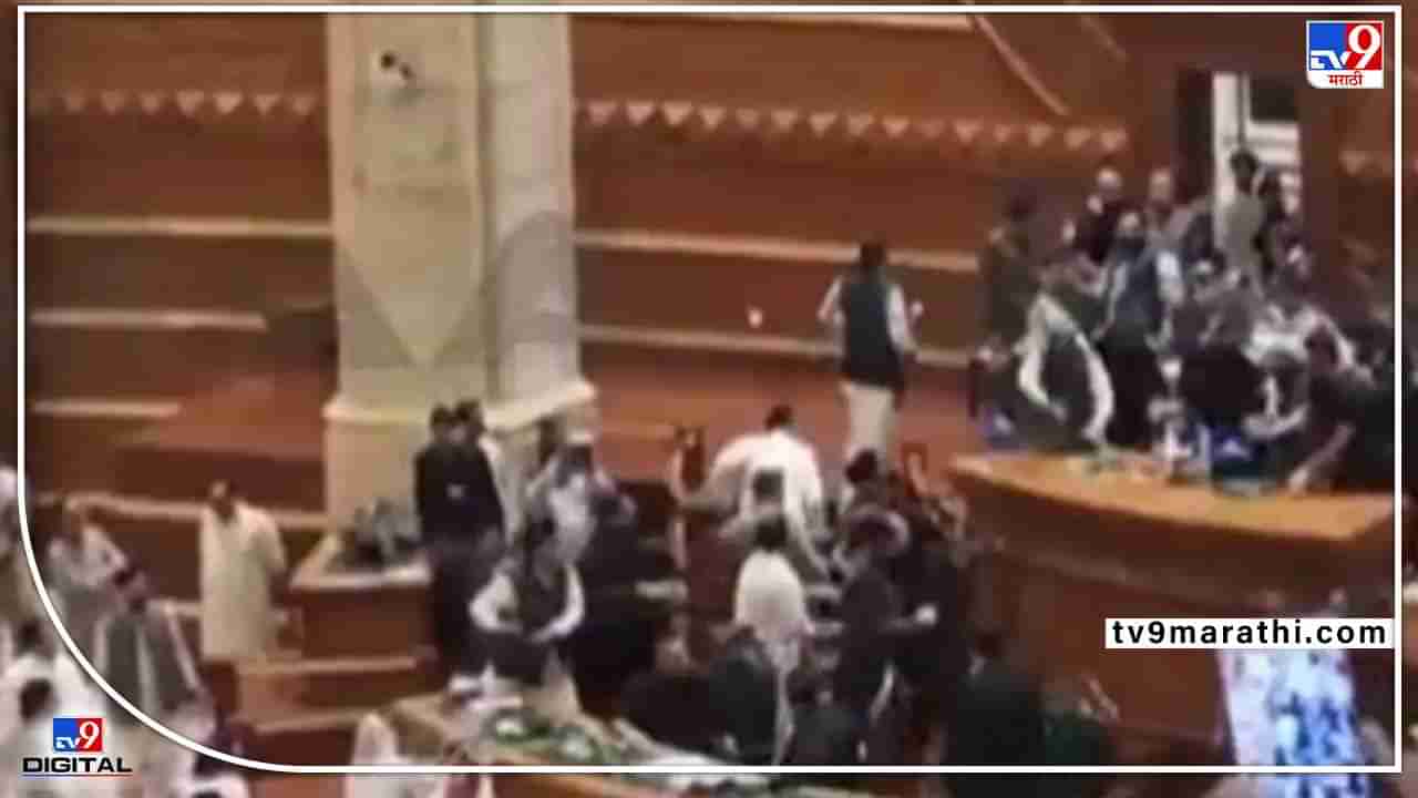 पाकिस्तान: पंजाब संसदेत प्रचंड गदारोळ, नेत्यांनी उपसभापतींना मारल्याचा आरोप